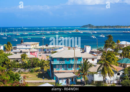 Avis de Clifton et Clifton harbour, Union Island, Palm Island avec au loin, les Grenadines, Saint Vincent et les Grenadines Banque D'Images