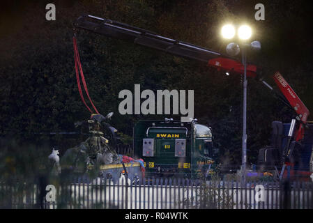 Une grue se déplace une partie de l'épave de l'hélicoptère survenu à Leicester City Football Club. Banque D'Images