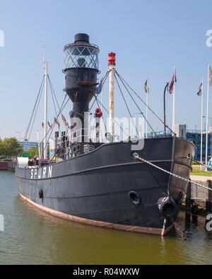 Traiter avec mépris, un bateau-phare lightvessel historique maintenant amarré dans la marina de Hull, et utilisé comme un musée d'histoire maritime Banque D'Images