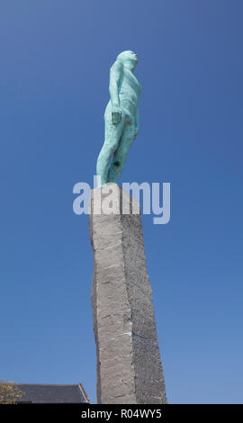 Voyage, une sculpture en bronze d'une figure monté sur un grand socle en pierre à Victoria Dock, Kingston Upon Hull, Humberside, East Yorkshire Banque D'Images