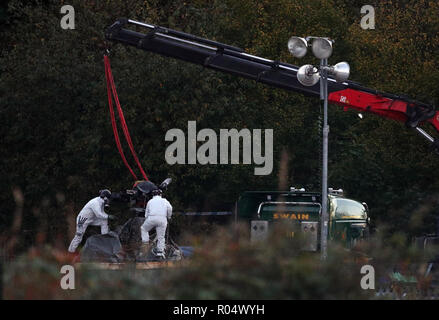 Une grue se déplace une partie de l'épave de l'hélicoptère survenu à Leicester City Football Club. Banque D'Images