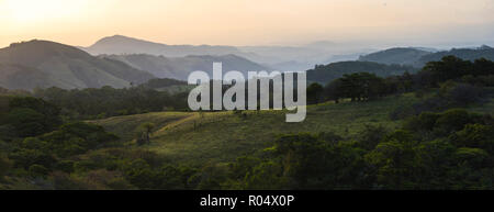 La réserve de la Forêt Nuageuse de Monteverde au coucher du soleil, Puntarenas, Costa Rica, Amérique Centrale Banque D'Images