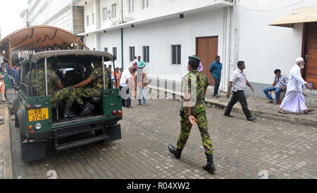 Colombo, Sri Lanka. 1er novembre 2018. La police sri-lankaise de Travail Spécial quitter la résidence officielle du Premier Ministre, à Colombo, Sri Lanka, le 1 novembre 2018. Sri Lanka's nouveau Premier Ministre, Mahinda Rajapakse, a déclaré jeudi que le Président Maithripala Sirisena a décidé de convoquer le Parlement européen, le 5 novembre pour régler la crise politique en cours. Credit : A.Hpuarachchi/Xinhua/Alamy Live News Banque D'Images