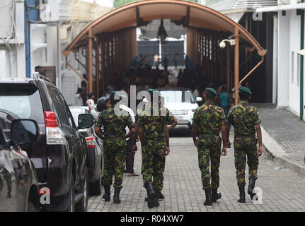 Colombo, Sri Lanka. 1er novembre 2018. La police sri-lankaise de Travail Spécial quitter la résidence officielle du Premier Ministre, à Colombo, Sri Lanka, le 1 novembre 2018. Sri Lanka's nouveau Premier Ministre, Mahinda Rajapakse, a déclaré jeudi que le Président Maithripala Sirisena a décidé de convoquer le Parlement européen, le 5 novembre pour régler la crise politique en cours. Credit : A.Hpuarachchi/Xinhua/Alamy Live News Banque D'Images