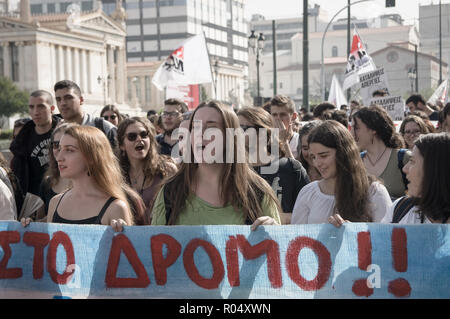 Athènes, Grèce. 1er janvier 2006. Vu les manifestants holding banner et criant des slogans pendant la manifestation.Des milliers d'étudiants a crié ''NON'' à la loi Gavroglu pour l'enseignement supérieur, pour exiger son abolition. Elles exigent également l'abolition de fusions segment et l'augmentation du financement de l'éducation. Credit : Nikolas Joao/Kokovlis SOPA Images/ZUMA/Alamy Fil Live News Banque D'Images