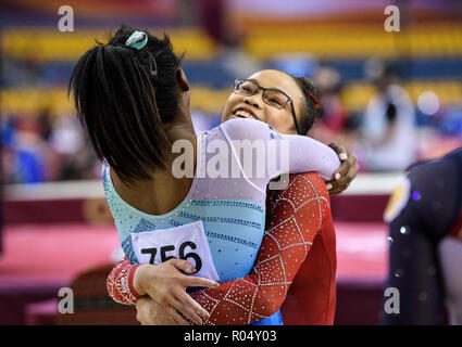 Doha, Qatar. 06Th Nov, 2018. Simone Biles (USA) (gagnant) et Morgan Hurd (USA) (3ème place) s'embrassent, jublen, jubilation. GES/gym/Championnats du monde de gymnastique à Doha, multi-combat finale, 01.11.2018 - GES/Gymnastique Artistique Gymnastique/Championnats du Monde : 01.11.2018 - utilisation dans le monde entier | Credit : dpa/Alamy Live News Banque D'Images