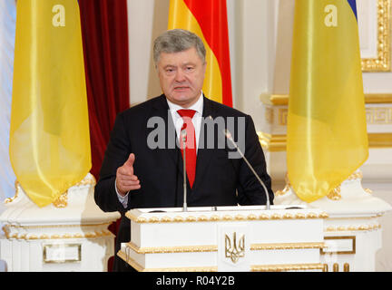 Le Président ukrainien Porochenko prend la parole lors d'une conférence de presse avec la Chancelière allemande, Angela Merkel, après leur réunion à Kiev. La chancelière allemande Angela Merkel s'est rendu dans la capitale ukrainienne Kiev pour parle de la situation à l'Est de l'Ukraine, et à propos de la Crimée, annexée par la Russie. Et aussi pour discuter du renforcement des échanges commerciaux et économiques de l'investissement et la coopération entre l'Allemagne et l'Ukraine. Banque D'Images