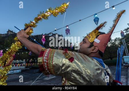 Edinburgh, Ecosse, Royaume-Uni. 1er novembre 2018. Le Lord Provost d'Édimbourg, Frank Ross, dévoile le partage le Ramayana : l'histoire de Diwali, une exposition de 15 tableaux lumineux superbes marionnettes indiennes. Sur la photo : participant à l'Edinburgh célébrations du Diwali Credit : Riche de Dyson/Alamy Live News Banque D'Images