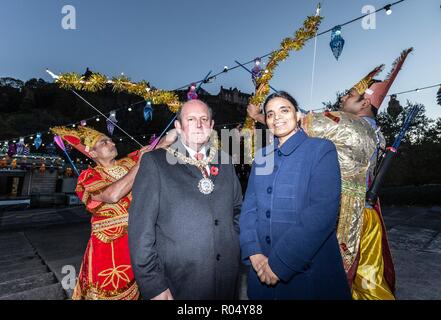 Edinburgh, Ecosse, Royaume-Uni. 1er novembre 2018. Le Lord Provost d'Édimbourg, Frank Ross, dévoile le partage le Ramayana : l'histoire de Diwali, une exposition de 15 tableaux lumineux superbes marionnettes indiennes. Sur la photo : Les participants à l'Edinburgh célébrations du Diwali avec Lord Porvost d'Édimbourg, Frank Ross et Mme Anju Ranjan, Consul Général de l'Inde pour l'Écosse Credit : Riche de Dyson/Alamy Live News Banque D'Images
