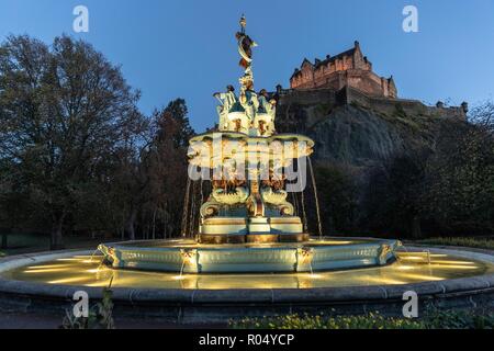 Edinburgh, Ecosse, Royaume-Uni. 1er novembre 2018. Après la restauration de la fontaine dans Edinburgh's Princess Street Gardens en juillet, le dispositif de l'eau a été équipé d'un manque d'énergie, l'état de l'art, partie intégrante du système LED étanche à l'intérieur de la fontaine piscines qui ondule comme l'eau le projet est proposé par le vent, créant un effet scintillant après la tombée de la nuit. Credit : Riche de Dyson/Alamy Live News Banque D'Images