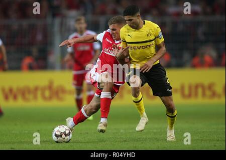 Dortmund, Allemagne. 31 octobre, 2018. firo : 31.10.2018, football, DFB Pokal, saison 2018/2019, BVB, Borussia Dortmund - Union Berlin, duels, Achraf HAKIMI, BVB Borussia Dortmund, plein la figure, l'utilisation de crédit dans le monde entier | : dpa/Alamy Live News Banque D'Images