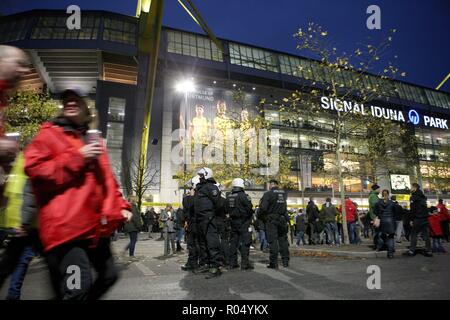 Dortmund, Allemagne. 31 octobre, 2018. firo : 31.10.2018, Football, DFB Pokal, saison 2018/2019, BVB, Borussia Dortmund - Union Berlin, stade, à l'extérieur, la police, les fans, les déposants, fonction, usage général, dans le monde entier | Crédit : dpa/Alamy Live News Banque D'Images