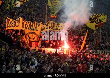 Dortmund, Allemagne. 31 octobre, 2018. firo : 31.10.2018, football, DFB Pokal, saison 2018/2019, BVB, Borussia Dortmund - Union Berlin, Sudtribune Suedtribuene, fans, foulards, écharpes, drapeaux, bannières, protestation, pyro, | Conditions de crédit dans le monde entier : dpa/Alamy Live News Banque D'Images