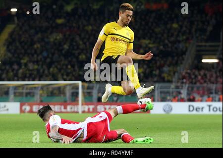 Dortmund, Allemagne. 31 octobre, 2018. firo : 31.10.2018, football, DFB Pokal, saison 2018/2019, BVB Borussia Dortmund - Union européenne, Berlin, les duels, Raphaël GUERREIRO, BVB Borussia Dortmund, plein la figure, l'utilisation de crédit dans le monde entier | : dpa/Alamy Live News Banque D'Images