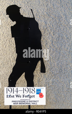 Presteigne, Powys, Wales, UK,1er novembre 2018, la Première Guerre mondiale figure Tommy à Presteigne, au Pays de Galles. Les chiffres symbolisent la représentation de "Tommy" retour accueil silencieusement à la fin de la guerre mais aussi se souvient de ceux qui ont perdu la vie et n'a jamais atteint l'arrière.Credit : Keith Larby/Alamy Live News Banque D'Images