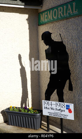 Presteigne, Powys, Wales, UK,1er novembre 2018, la Première Guerre mondiale figure Tommy à Presteigne, au Pays de Galles. Les chiffres symbolisent la représentation de "Tommy" retour accueil silencieusement à la fin de la guerre mais aussi se souvient de ceux qui ont perdu la vie et n'a jamais atteint l'arrière.Credit : Keith Larby/Alamy Live News Banque D'Images