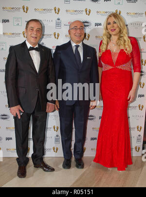 Monaco, Monte Carlo - le 30 octobre 2018 : Goldenfoot, les Champions Gala Promenade avec l'Ambassadeur de Monaco en Italie, S.E. M. Cristiano Gallo (milieu), Antonio Caliendo et Alessandra Canale. Pied d'or, prix, Soccer, Fussball, Fussballer, Sport, dans le monde d'utilisation | Banque D'Images