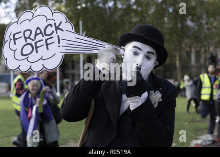 London, Greater London, UK. 31 octobre, 2018. Manifestant vu maquillés à ressemble à Charles Chaplin tout en tenant une pancarte pendant la manifestation.La nouvelle rébellion Extinction Groupe, préoccupés par le changement climatique, appelle à un règlement pacifique de désobéissance civile de masse pour mettre en surbrillance les politiciens' manque d'engagement et d'action concernant les questions environnementales. Les militants se sont réunis à la place du Parlement et a bloqué la route pendant deux heures. La manifestation regroupait des conférenciers tels que le Greta Thunberg, Caroline Lucas, et George Monbiot. En fonction de l'Extinction Rebellion 15 personnes ont été arres Banque D'Images