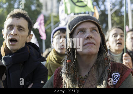 London, Greater London, UK. 31 octobre, 2018. Les écologistes sont vus chanter pendant la manifestation.La nouvelle rébellion Extinction Groupe, préoccupés par le changement climatique, appelle à un règlement pacifique de désobéissance civile de masse pour mettre en surbrillance les politiciens' manque d'engagement et d'action concernant les questions environnementales. Les militants se sont réunis à la place du Parlement et a bloqué la route pendant deux heures. La manifestation regroupait des conférenciers tels que le Greta Thunberg, Caroline Lucas, et George Monbiot. Conformément à l'extinction de rébellion 15 personnes ont été arrêtés dans la protestation. (Crédit Image : © Andres Banque D'Images