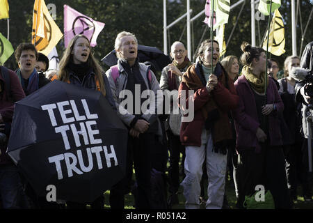 London, Greater London, UK. 31 octobre, 2018. Les écologistes sont vus chanter pendant la manifestation.La nouvelle rébellion Extinction Groupe, préoccupés par le changement climatique, appelle à un règlement pacifique de désobéissance civile de masse pour mettre en surbrillance les politiciens' manque d'engagement et d'action concernant les questions environnementales. Les militants se sont réunis à la place du Parlement et a bloqué la route pendant deux heures. La manifestation regroupait des conférenciers tels que le Greta Thunberg, Caroline Lucas, et George Monbiot. Conformément à l'extinction de rébellion 15 personnes ont été arrêtés dans la protestation. (Crédit Image : © Andres Banque D'Images