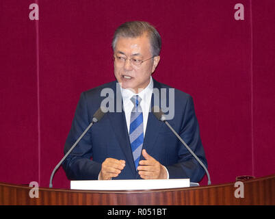 Séoul, Corée du Sud. 1er novembre 2018. Le président sud-coréen MOON JAE DANS livre son discours sur le projet de budget 2019 du gouvernement lors d'une séance plénière à l'Assemblée nationale de Séoul. Le président Moon a déclaré jeudi que le dirigeant nord-coréen Kim Jong Un sera bientôt une visite à Séoul dans le cadre d'une série d'initiatives diplomatiques visant à débarrasser la Corée du Nord de ses armes nucléaires. (Crédit Image : © extérieure /via fil Zuma Zuma) Crédit : Press, Inc./Alamy Live News Banque D'Images