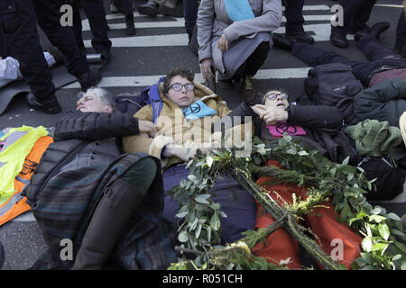 London, Greater London, UK. 31 octobre, 2018. Les protestataires sont vus gisant au milieu de la route à côté de la place du Parlement pendant la manifestation.La nouvelle rébellion Extinction Groupe, préoccupés par le changement climatique, appelle à un règlement pacifique de désobéissance civile de masse pour mettre en surbrillance les politiciens' manque d'engagement et d'action concernant les questions environnementales. Les militants se sont réunis à la place du Parlement et a bloqué la route pendant deux heures. La manifestation regroupait des conférenciers tels que le Greta Thunberg, Caroline Lucas, et George Monbiot. En fonction de l'Extinction 15 personnes ont été arrêtées à la rébellion Banque D'Images