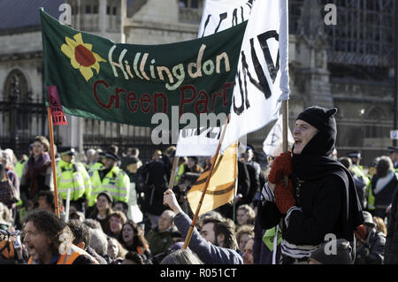 London, Greater London, UK. 31 octobre, 2018. Activiste environnemental sont vus holding étendards et bloquant la route à l'extérieur du Parlement pendant la manifestation.La nouvelle rébellion Extinction Groupe, préoccupés par le changement climatique, appelle à un règlement pacifique de désobéissance civile de masse pour mettre en surbrillance les politiciens' manque d'engagement et d'action concernant les questions environnementales. Les militants se sont réunis à la place du Parlement et a bloqué la route pendant deux heures. La manifestation regroupait des conférenciers tels que le Greta Thunberg, Caroline Lucas, et George Monbiot. En fonction de l'Extinction Rebellion 15 personnes ont été Banque D'Images