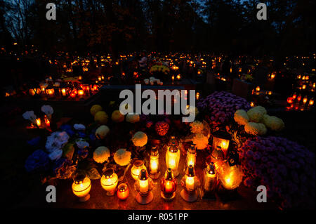 Cracovie, Pologne. 1er novembre 2018. Tombes avec éclairage bougies sont accueillis à l'cimetière Rakowicki.au cours des célébrations de la Toussaint, également connu comme le Jour des Morts, est un Catholique journée de commémoration d'amis et êtres chers qui sont décédés. Credit : Omar Marques/SOPA Images/ZUMA/Alamy Fil Live News Banque D'Images