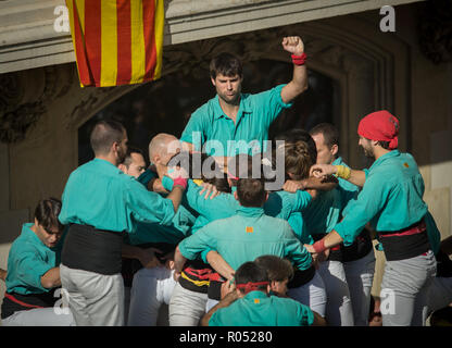 Barcelone, Espagne. 1er novembre 2018. Les membres des castellers de Vilafranca créer "3 de 10 Fm' tour de l'extrême difficulté de la dernière représentation de la saison de Vilafranca del Penedès, Barcelone. La Catalogne.Espagne. Credit : rosdemora/Alamy Live News Banque D'Images