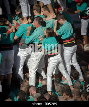 Barcelone, Espagne. 1er novembre 2018. Les membres des castellers de Vilafranca créer "3 de 10 Fm' tour de l'extrême difficulté de la dernière représentation de la saison de Vilafranca del Penedès, Barcelone. La Catalogne.Espagne. Credit : rosdemora/Alamy Live News Banque D'Images