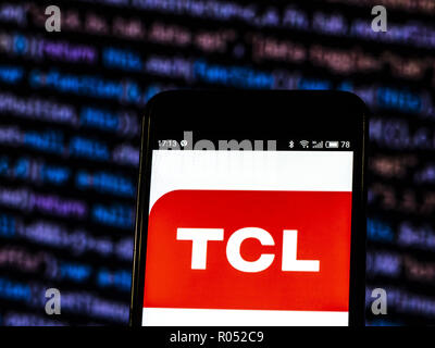 Kiev, Ukraine. 1er novembre 2018. Logo TCL vu affichée sur téléphone intelligent. Crédit : Igor Golovniov SOPA/Images/ZUMA/Alamy Fil Live News Banque D'Images