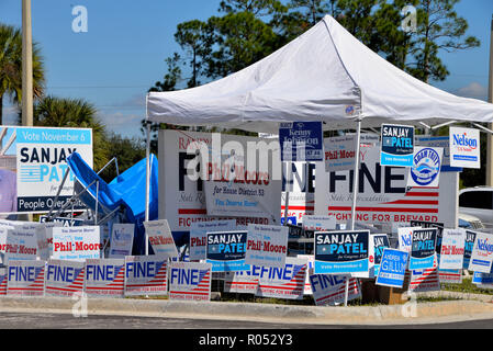 Le vote anticipé a commencé dans ce comté le samedi 27 octobre et s'étend au samedi 3 novembre avec le dernier jour de vote en personne le 6 novembre. Les candidats ont été de placer leurs signes politiques sur le dessus de l'autre à faire l'autre. Il est illégal d'enlever ou altérer les signes d'autres candidats. Crédit photo Julian Poireau / Alamy Live News Banque D'Images