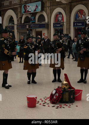 La gare de Charing Cross, Londres, Royaume-Uni. 1er novembre 2018. Les membres du Corps de cornemuses de la Royal Dragoon Guards, jouer de la musique et de la collecte à la gare de Charing Cross à l'appui de l'appel du pavot et de la WW1 Centenaire 1918 -2018, à l'appréciation du public, Jeunes et vieux. Crédit : Joe Keurig / Alamy Live News Banque D'Images