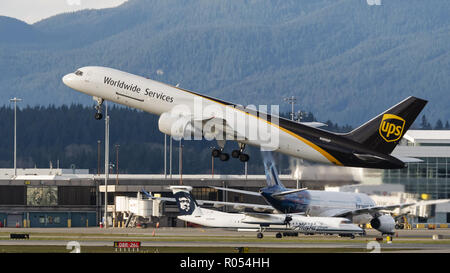 Richmond, Colombie-Britannique, Canada. Mar 27, 2018. Un United Parcel Service (UPS) Boeing 757 air cargo jet décolle de l'Aéroport International de Vancouver. Credit : Bayne Stanley/ZUMA/Alamy Fil Live News Banque D'Images