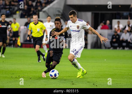Los Angeles, USA. 1er novembre 2018. Aaron Herrera (22) détient au large de Latif Bénédiction (7) dans la victoire de plus pour l'RSL dans la MLS playoffs. Crédit : Ben Nichols/Alamy Live News Banque D'Images