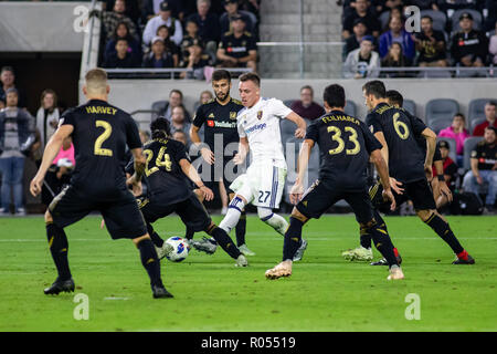 Los Angeles, USA. 1er novembre 2018. Corey Baird (27) prend pour six joueurs dans la course jusqu'à la RSL's game but gagnant dans la 69e minute. Crédit : Ben Nichols/Alamy Live News Banque D'Images