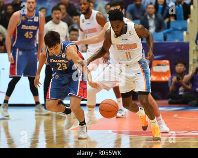 Chengdu, Chengdu, Chine. Nov 2, 2018. Chengdu, Chine Sichuan-Wuliang Jinzun bat l'équipe de basket-ball de l'Tianjin Binhai Yunshang 2018/19 102-99 à l'ABC dans le sud-ouest de Chengdu, ChinaÃ¢â€ Province du Sichuan. Crédit : SIPA Asie/ZUMA/Alamy Fil Live News Banque D'Images