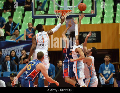 Chengdu, Chengdu, Chine. Nov 2, 2018. Chengdu, Chine Sichuan-Wuliang Jinzun bat l'équipe de basket-ball de l'Tianjin Binhai Yunshang 2018/19 102-99 à l'ABC dans le sud-ouest de Chengdu, ChinaÃ¢â€ Province du Sichuan. Crédit : SIPA Asie/ZUMA/Alamy Fil Live News Banque D'Images