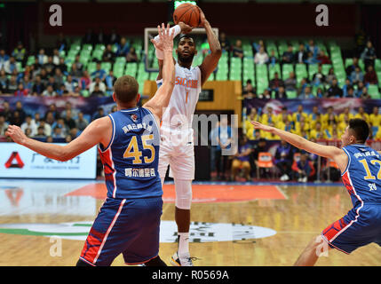 Chengdu, Chengdu, Chine. Nov 2, 2018. Chengdu, Chine Sichuan-Wuliang Jinzun bat l'équipe de basket-ball de l'Tianjin Binhai Yunshang 2018/19 102-99 à l'ABC dans le sud-ouest de Chengdu, ChinaÃ¢â€ Province du Sichuan. Crédit : SIPA Asie/ZUMA/Alamy Fil Live News Banque D'Images