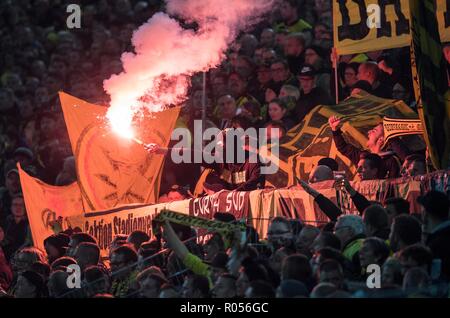 Dortmund, Allemagne. 31 octobre, 2018. Fans de DO fin Bengali fire, Football DFB Pokal, deuxième tour, Borussia Dortmund (NE) - Union Berlin 3 : 2 n/a, le 31.10.2018 à Dortmund/Allemagne. # #  DFL règlement interdit toute utilisation des photographies comme des séquences d'images et/ou quasi-vidéo # #  | Conditions de crédit dans le monde entier : dpa/Alamy Live News Banque D'Images