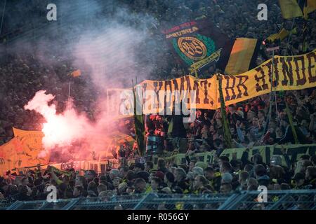 Dortmund, Allemagne. 31 octobre, 2018. Fans de DO fin Bengali incendie, devise "viennent ensuite vos chiens". DFB Pokal Soccer, deuxième tour, Borussia Dortmund (NE) - Union Berlin 3 : 2 n/a, le 31.10.2018 à Dortmund/Allemagne. # #  DFL règlement interdit toute utilisation des photographies comme des séquences d'images et/ou quasi-vidéo # #  | Conditions de crédit dans le monde entier : dpa/Alamy Live News Banque D'Images