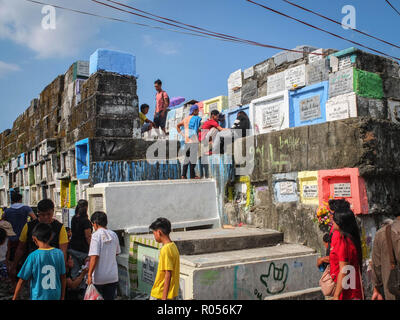 Manille, Philippines. 1er novembre 2018. Les philippins qui visitent leur amour a quitté l'un dans un appartement de type graves.Des millions de Philippins troupeau aux cimetières à travers le pays pour rendre visite à leurs défunts amoureux. Payer leurs respects à des êtres chers qui sont morts. C'est la tradition et la culture philippine. Credit : Josefiel Rivera SOPA/Images/ZUMA/Alamy Fil Live News Banque D'Images