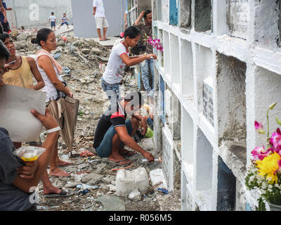 Manille, Philippines. 1er novembre 2018. Les philippins payer hommage à leurs défunts un amour en offrant des fleurs et allumant une bougie.Des millions de Philippins troupeau aux cimetières à travers le pays pour rendre visite à leurs défunts amoureux. Payer leurs respects à des êtres chers qui sont morts. C'est la tradition et la culture philippine. Credit : Josefiel Rivera SOPA/Images/ZUMA/Alamy Fil Live News Banque D'Images