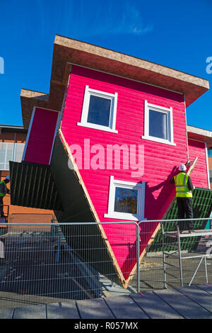 Bournemouth, Dorset, UK. Nov 2, 2018. La première maison à l'envers, Topsy Turvy house, est en cours d'assemblage à Bournemouth dans le cadre de l'expérience de Noël communes. Les visiteurs auront la chance de s'aventurer à l'intérieur et de défier la gravité ! Credit : Carolyn Jenkins/Alamy Live News Banque D'Images