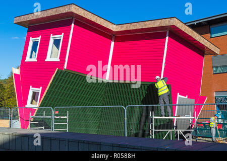 Bournemouth, Dorset, UK. Nov 2, 2018. La première maison à l'envers, Topsy Turvy house, est en cours d'assemblage à Bournemouth dans le cadre de l'expérience de Noël communes. Les visiteurs auront la chance de s'aventurer à l'intérieur et de défier la gravité ! Credit : Carolyn Jenkins/Alamy Live News Banque D'Images