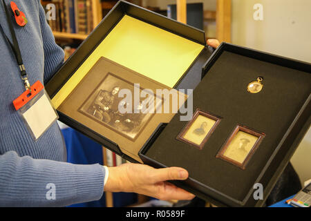 London UK 02 novembre 2018 l'ABA (Antiquarian Book Association) Chelsea Foire du livre rare au Chelsea Old Town Hall pour la 28ème édition avec plus de 80 exposants spécialisés dans tous les types de livres, manuscrits, cartes, gravures, et des documents éphémères, avec de fantastiques offres comme la seconde guerre mondiale, l'une privée agissant au plus tard le sergent Walter Keeble signé part le premier jour de la Somme lettre autographe signée ; deux pages sur l'Hôpital général de Northampton note de tête papier, datée du 12 juillet 1916. Avec des photographies de Keeble et sa femme Quezada-Neiman @Paul/Alamy Live News Banque D'Images