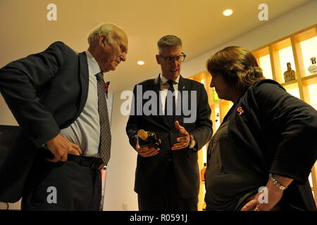 Edinburgh, Royaume-Uni. 2e Nov 2018. 2 novembre 2018, Édimbourg. Le leader libéral-démocrate Vince Cable (à gauche) et président de Global de Diageo l'approvisionnement et les achats - David Cutter (centre) se joint à l'ouest d'Édimbourg MP Christine Jardine (à droite) lors d'une visite à l'Edinburgh bureaux de Diageo, l'un des plus gros distillateurs où l'ex-secrétaire d'affaires discuteront du budget et Brexit avec les cadres de l'entreprise. Crédit : Colin Fisher/Alamy Live News Banque D'Images