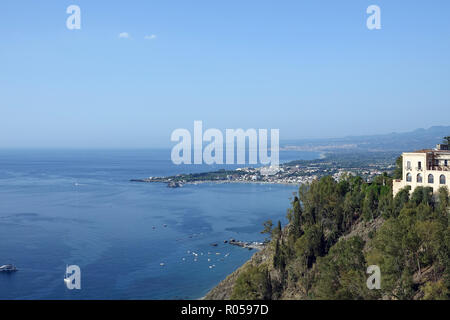 Taormina, Italie. 05 Sep, 2018. 05.09.2018, Italie, Taormina : vue depuis Taormina vers la station balnéaire de Giardini-Naxos. Crédit : Alexandra Schuler/dpa | dans le monde d'utilisation/dpa/Alamy Live News Banque D'Images