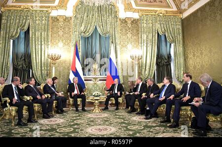 Moscou, Russie. 2e Nov 2018. Le président russe Vladimir Poutine, à droite, tient une réunion bilatérale avec le président du conseil d'État cubain Miguel Diaz-Canel Bermudez au Kremlin, le 2 novembre 2018 à Moscou, Russie. Credit : Planetpix/Alamy Live News Banque D'Images