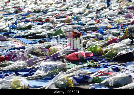 Leicester, Royaume-Uni. Le 2 novembre 2018 : Tributs floraux, maillots de football de clubs accueil et à l'étranger avec un message personnel pour les victimes de l'accident d'hélicoptère samedi au stade de football King Power continuent de croître et entoure maintenant la plupart de la voiture fin de la terre. Crédit : Ian Francis/Alamy Live News Banque D'Images